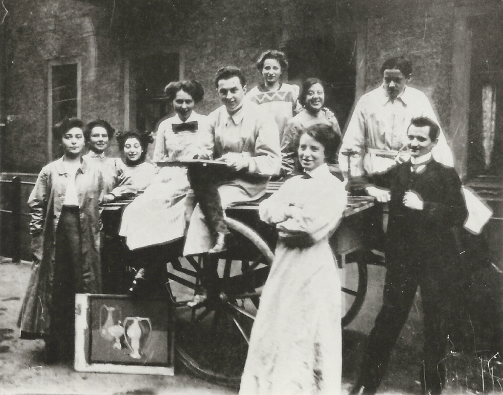 Sophie Taeuber mit Kommilitoninnen und Kommilitonen an der Debschitz-Schule, München, um 1911, Fotograf unbekannt, Archiv Stiftugn Arp e. V., Berlin